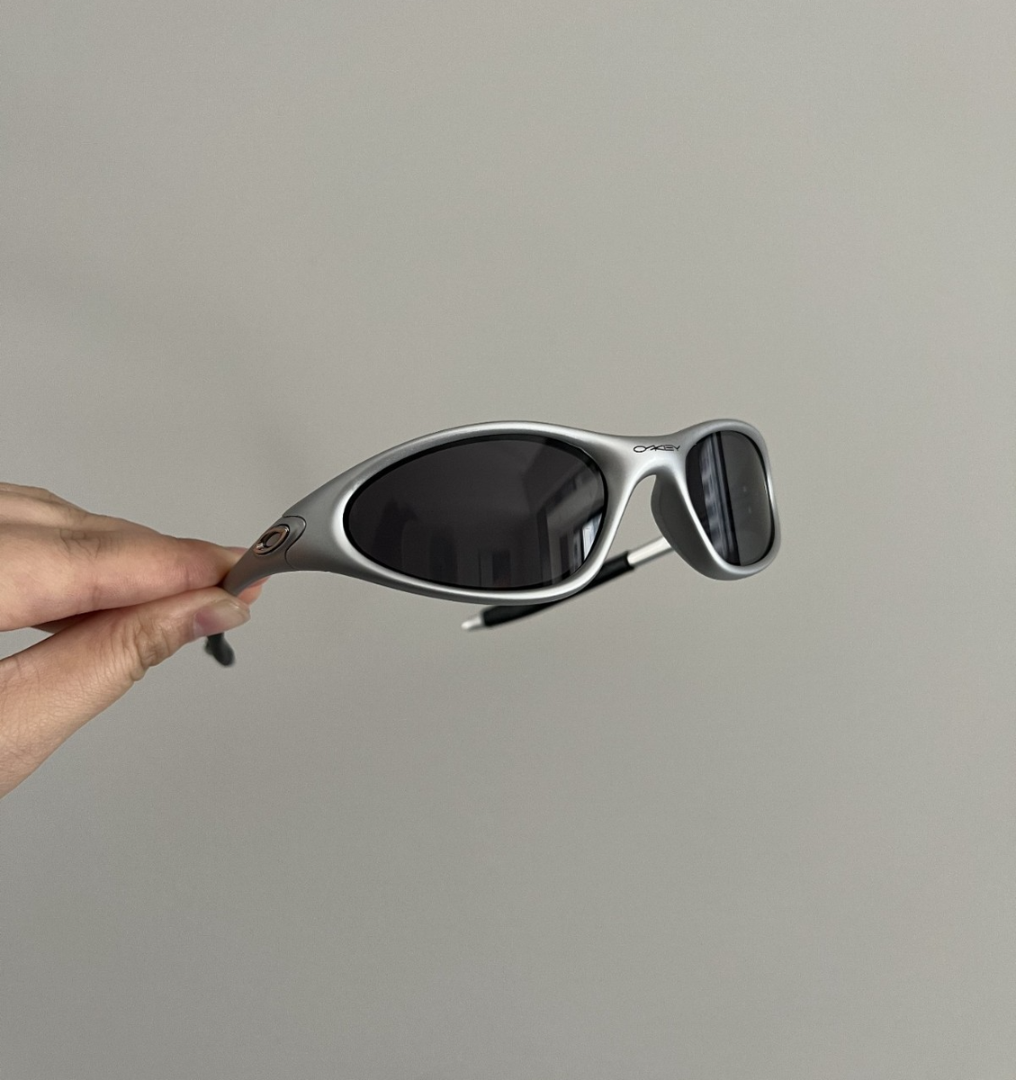 オークリーサングラス minute Y2K 90年代 Vintage Oakley Minute Gen1 Lightweight Sunglasses Silver Frames