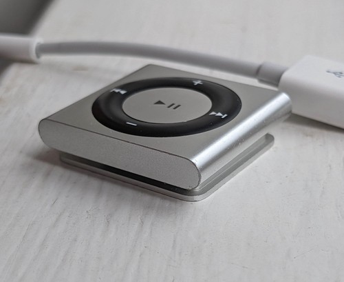 Apple iPod Shuffle 4th Generation (2010) 2GB Silver CC4FGR0CDCMJ - Picture 6 of 10