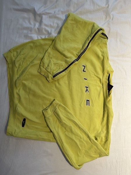 Vintage Nike Sweater Yellow