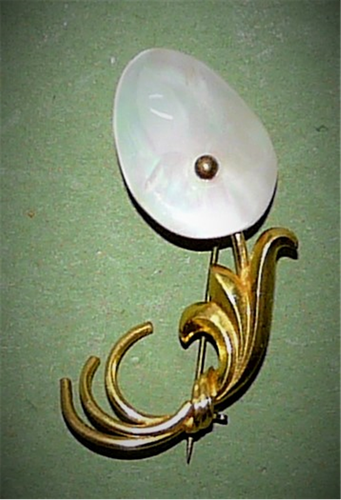 Broche Fleur En Métal Doré Et Nacre - Occasion - Élégante