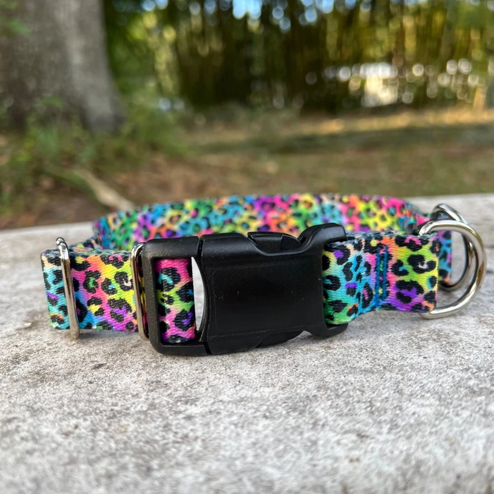 Collar de perro separable de 1 pulgada de ancho para perros grandes - Estampado de leopardo de neón hecho en EE. UU. Foto 2 de 4