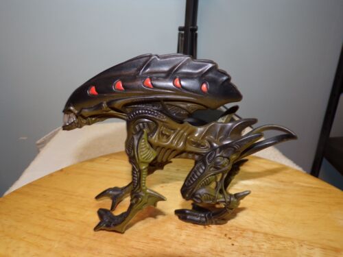 Lot of 6 Predator Action Figures plus Wild Boar Alien with Attack Spikes - Picture 23 of 24