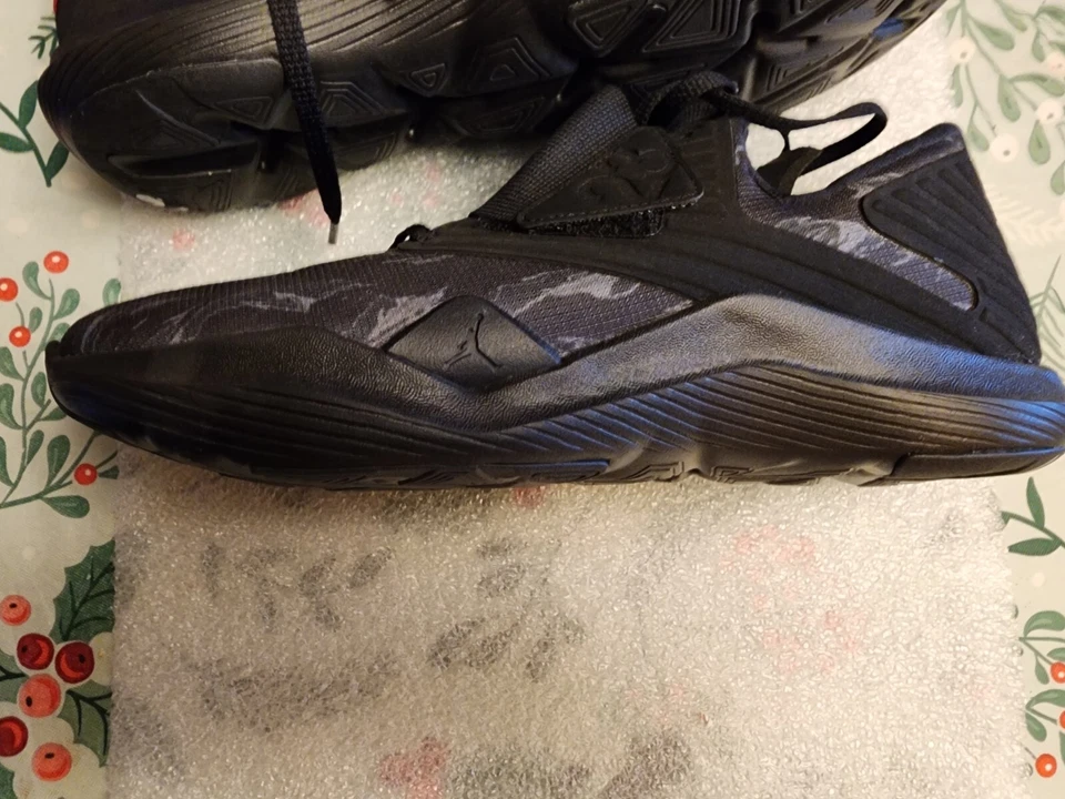 JORDAN IMPLACABLE TALLA 8 Negro Gimnasio Rojo Gris Humo AJ7990 006 Foto 4 de 4