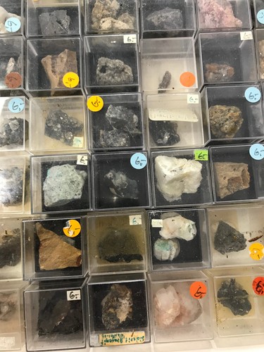 Kleine Sammlung mit Mineralien in Dosen, beschriftet, aus aller Welt (Dos52) - Bild 4 von 17