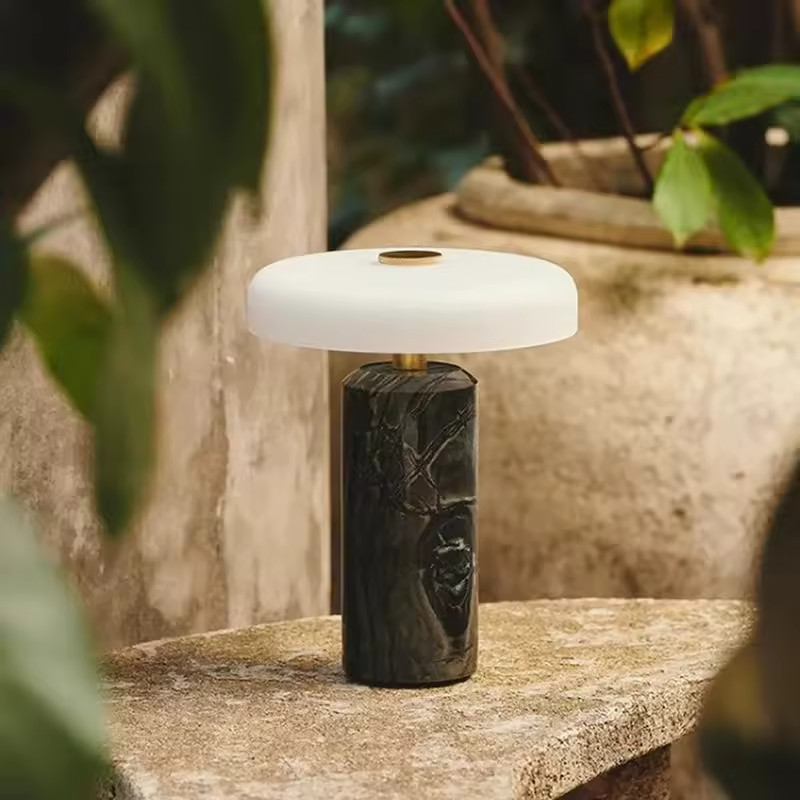 Lampe nomade rechargeable tactile pour bureau et chevet avec variateur et pied marbre