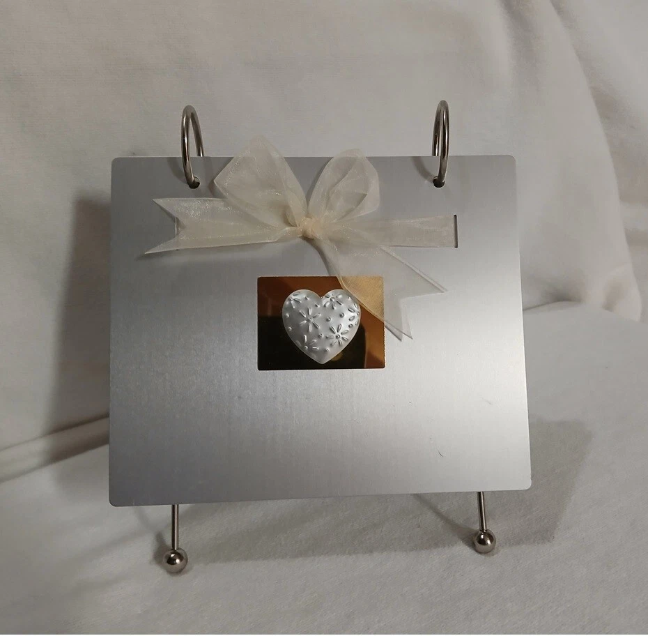 金属浮雕心形相册立式翻盖显示银色 50 4x6 打印 — 第 2/4 张图片