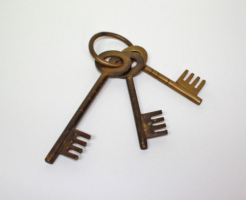Decorative Large Brass Keys on Keyring - Picture 3 of 3