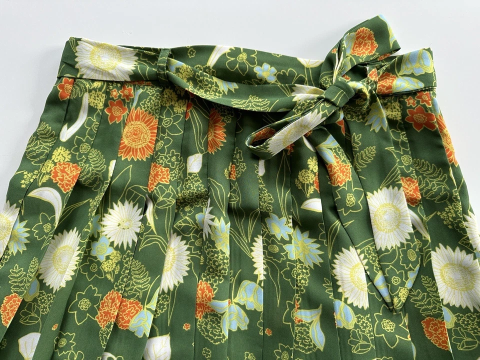 Modcloth Pleated Stay Sassy Floral Skater Skirt Women’s Size Medium - Image 2 of 4