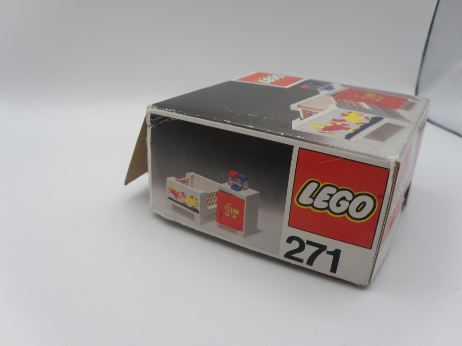 Foto 9 van Vintage LEGO Homemaker Set 271 Baby's Cot and cupboard with instructions and Box