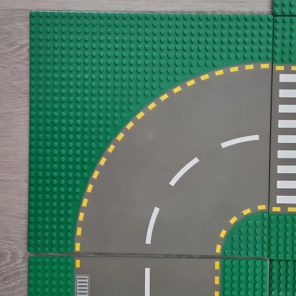 Лот дорожных опорных плит LEGO 32 x 32 - 11 изогнутых прямых пешеходных переходов и перекрестков - Изображение 2 из 4