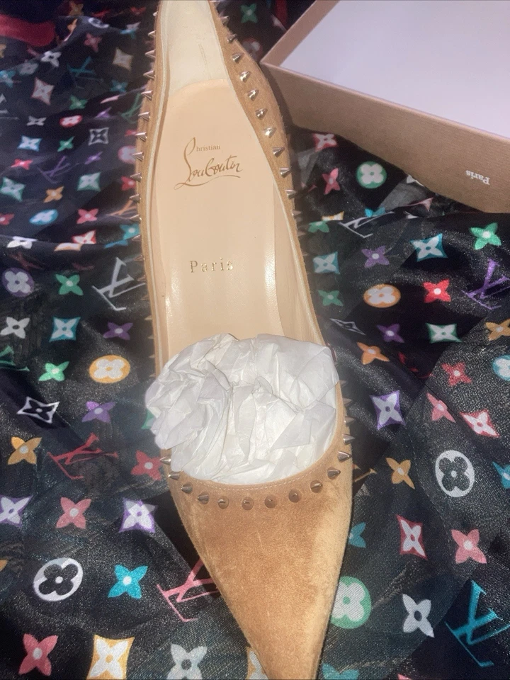 Bombas Christian Louboutin marrom camurça Anjalina cravadas. Tamanho 39 - Imagem 3 de 4