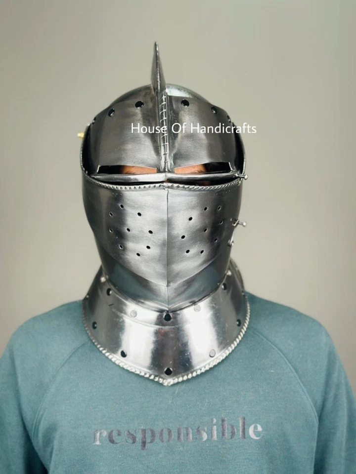 Casco de caballero medieval hecho a mano con armadura cerrada, casco listo para la batalla Foto 3 de 4
