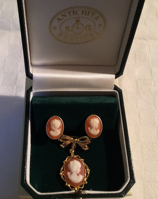 SIGNED CAMEO BOW EARRINGS AND BROOCH IN GREAT CONDITION WITH BOX