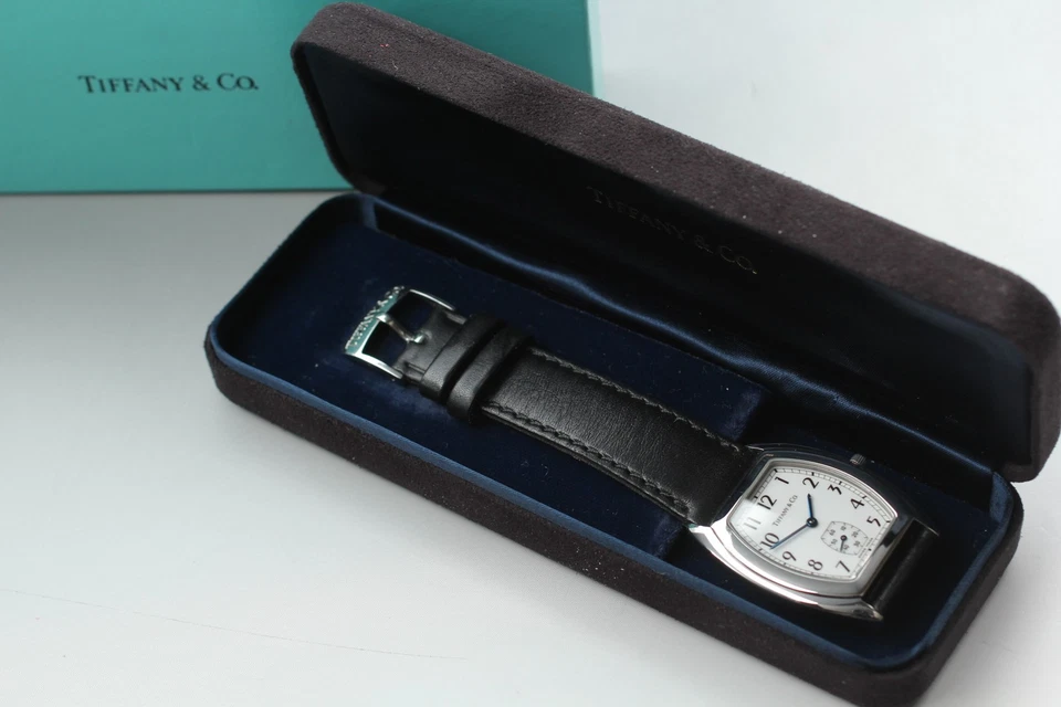 [con caja] Reloj para hombre Tiffany & Co. clásico de cuarzo Tonneau esfera blanca hecho en Suiza Foto 3 de 4
