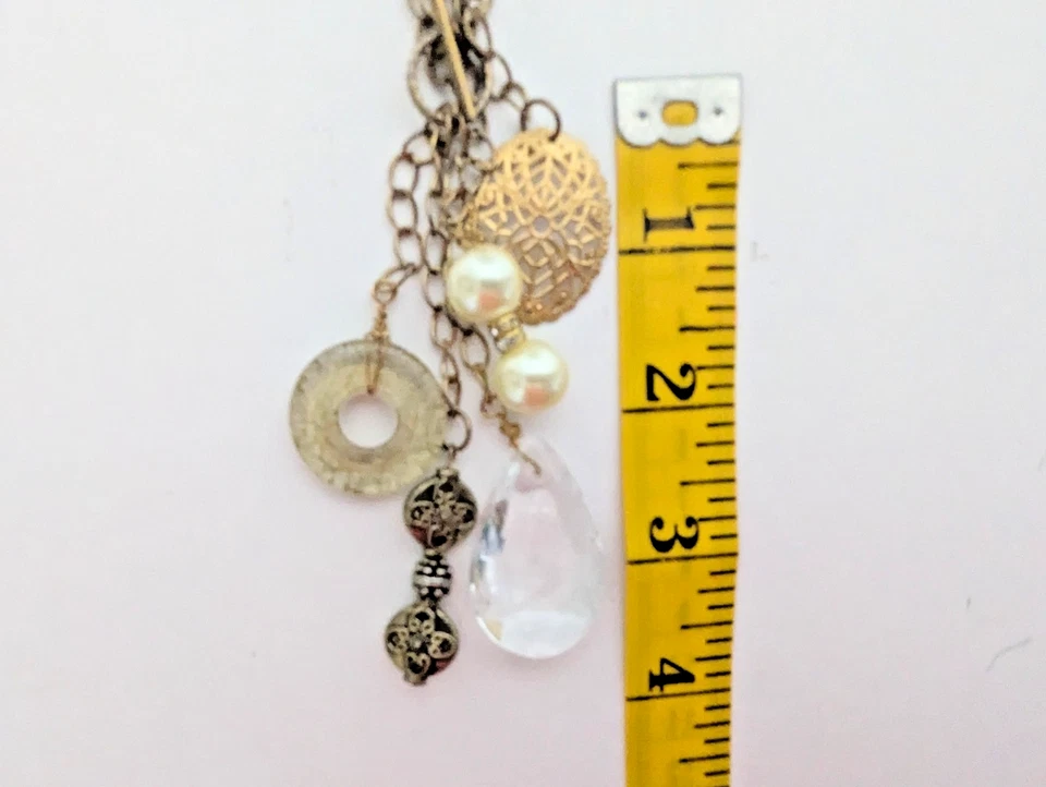 Hormiga de gran tamaño Vinage Statement. Collar tono dorado con varios dijes gruesos Foto 2 de 4