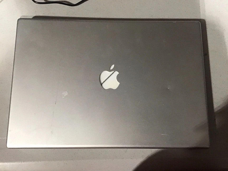 MacBook Pro Modelo A1226, Para Piezas O Para Reparación, Daños Exterior Mayores Foto 4 de 4