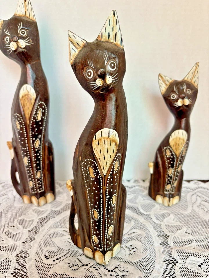 Juego de 3 estatuillas de gato de madera balinesa Albesia talladas a mano pintadas 10"-13" Foto 4 de 4