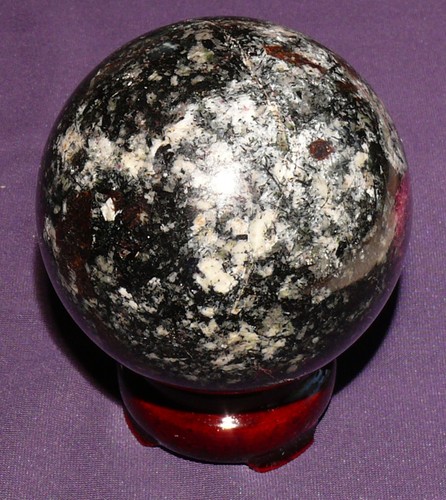 Polierte Kugel Eudialyt, mit Standfuss, Heilstein, 453,1g  d=66mm - Afbeelding 8 van 12