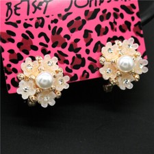 New Cute White Resin Flower Pearl Crystal Fashion Women Stand Earrings Gift