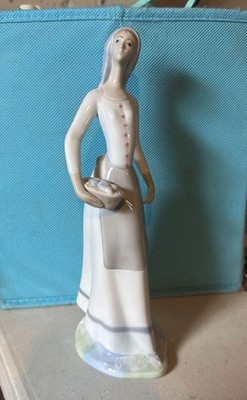 Pales SL Pottery Elegant Woman Figure With Basket Of Vegetables 10.5  321 