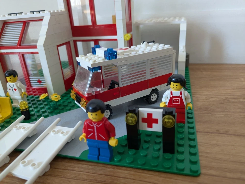 Lego 6380 Town Emergency Treatment Center - 100% Complete Vintage Pre-owned - Image 2 of 4