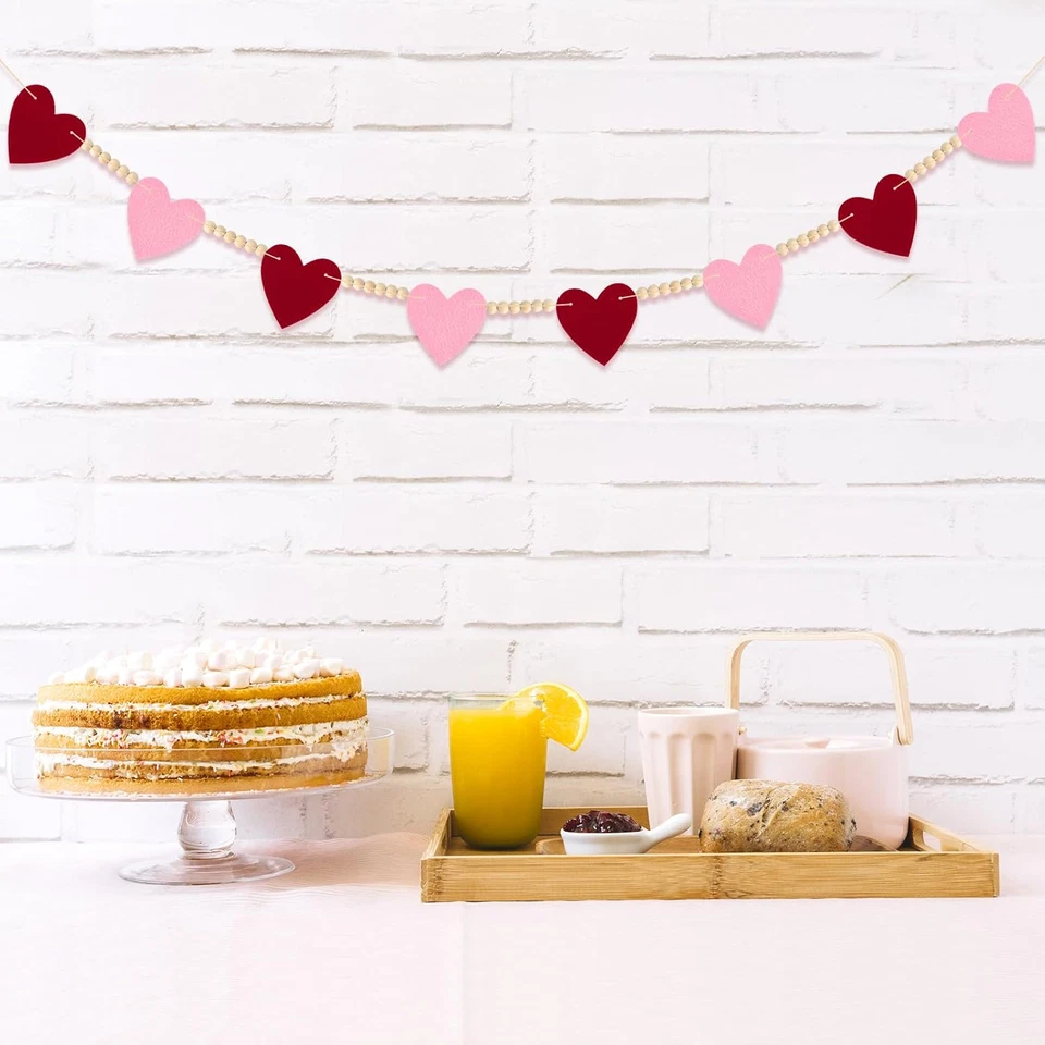 Guirnaldas de fieltro con cuentas de madera Happ decoraciones de San Valentín corazones banner rojo rosa Foto 3 de 4