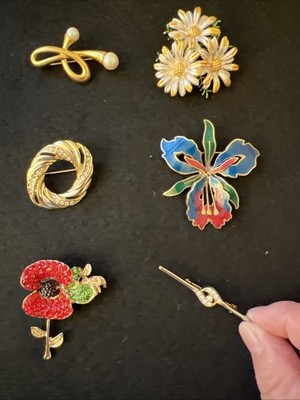 Lot Iof 6 Unsigned Brooches Pins