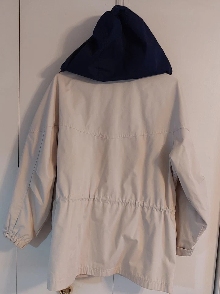 Abrigo con Capucha Ocultable Pacific Trail Para Mujer Talla M Tostado con Borde Azul y Rojo de Lino Foto 4 de 4