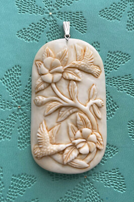 Vintage handgefertigter Anhänger mit zwei Kolibris und Blumen