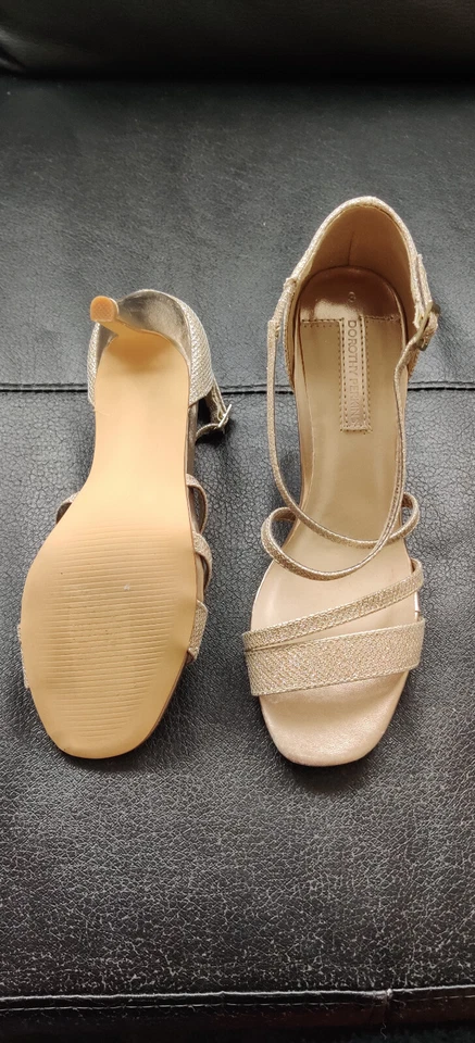 Chaussures de soirée type sandales à talons dorées neuves pour femme - taille 36 - Photo 2/4