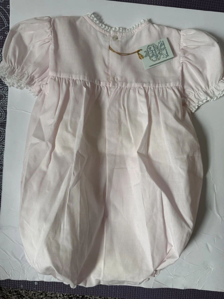 Mameluco de colección Feltman Brothers Pink Bishop rosas caladas encaje plisado burbuja, 24M Foto 3 de 4