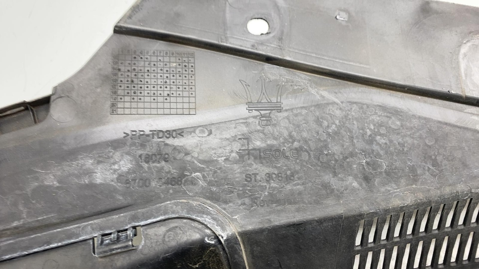 ⭕ 2014-2024 Maserati Ghibli Front Windshield Cowl Vent Grille Panel 670010468