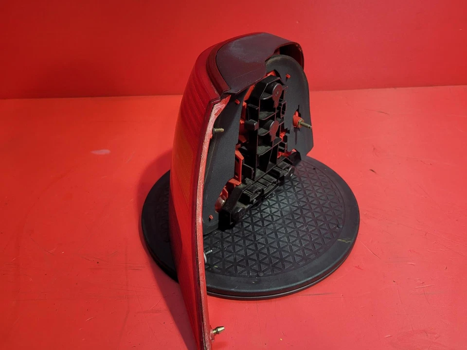 LUZ TRASERA DERECHA LADO CONDUCTOR 5 PUERTAS HATCHBACK VOLKSWAGEN GOLF 1J 2002 1J6945096R Foto 4 de 4