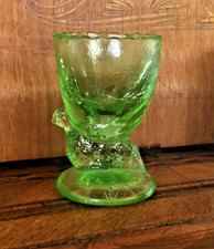 Coquetier ancien en verre craquelé translucide. Forme de poule