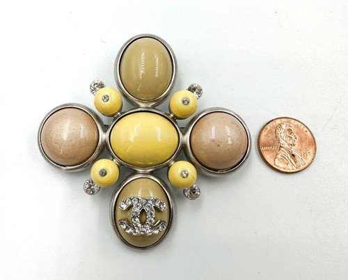 NUOVO CHANEL Spilla Ciondolo Croce di Malta Giallo Marrone Argento Strass CC - Foto 9 di 12
