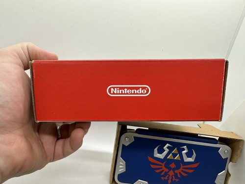 Nintendo 2DS XL Hylian Shield Zelda a Link Between Worlds USA Version CIB - Picture 7 of 11