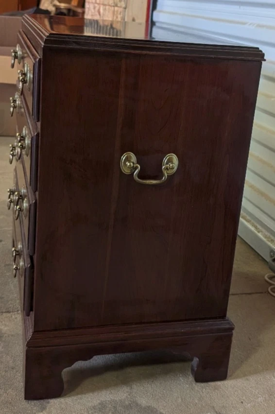 Cofre de soltero de madera de cerezo Ethan Allen  Foto 4 de 4