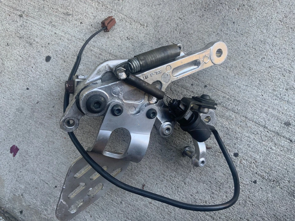 Soporte de freno trasero derecho A5 estriba 2005 Yamaha YZF R6 2827A Foto 4 de 4