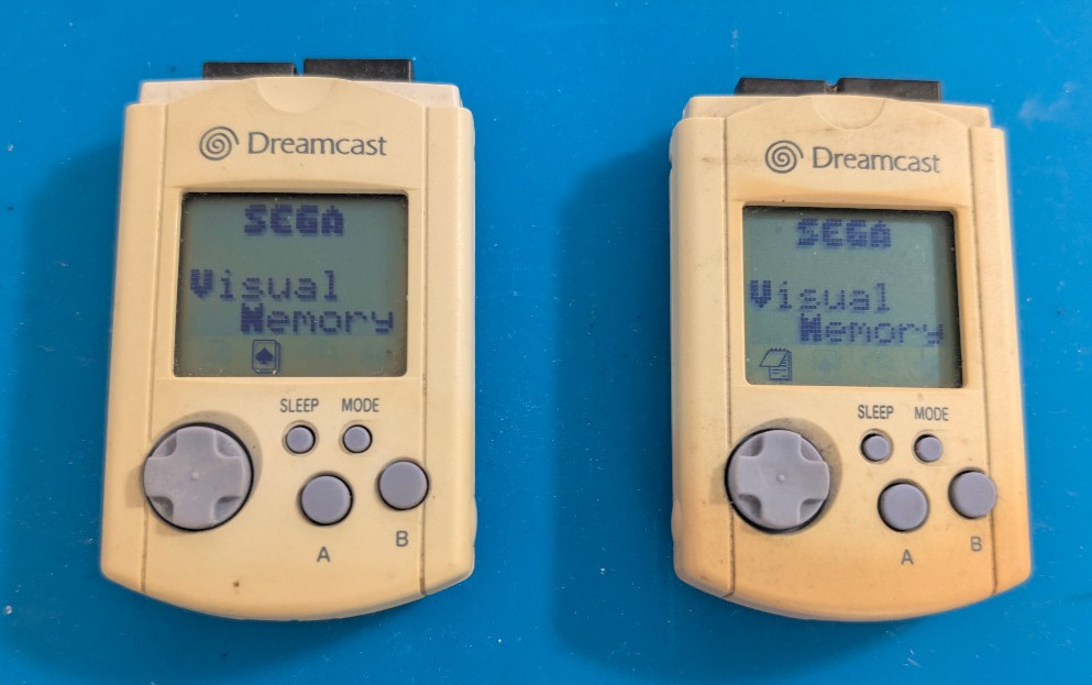 Lot de 2 VMU - VISUAL MEMORY UNIT DREAMCAST SEGA  HKT-7000 - PILES NEUVES !