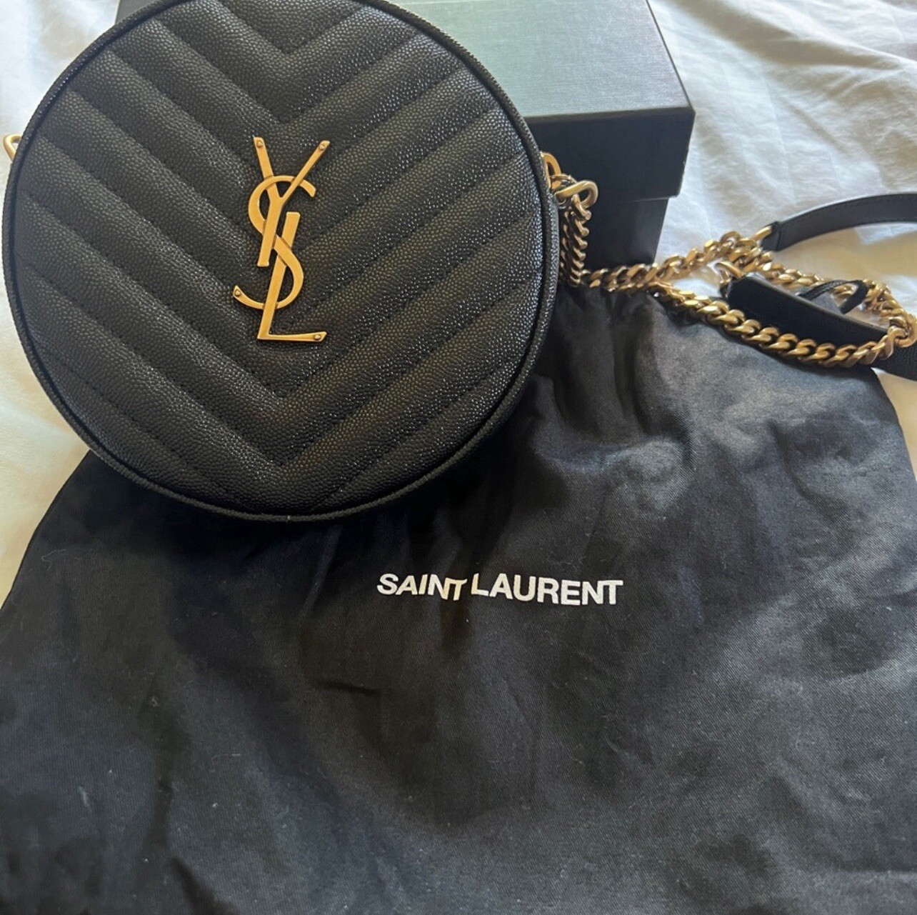 SAINT LAURENT Borsa fotografica rotonda in vinile YSL Chevron trapuntata in pelle goffrata nera