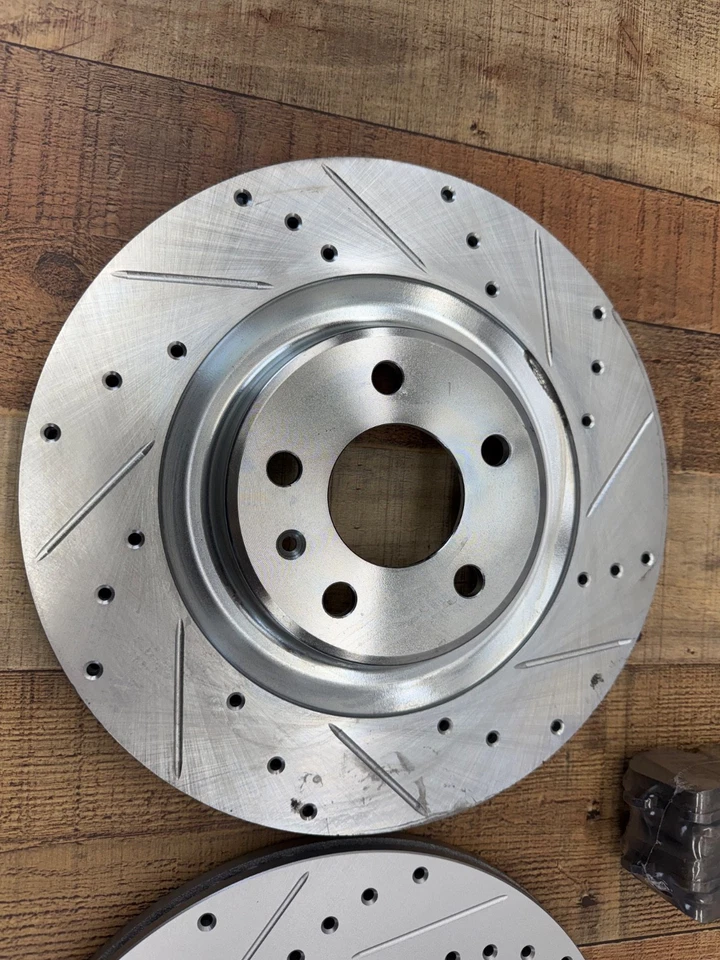 Rotores de freno traseros perforados y ranurados para Audi A6 Quattro 2016-2018 Foto 2 de 4