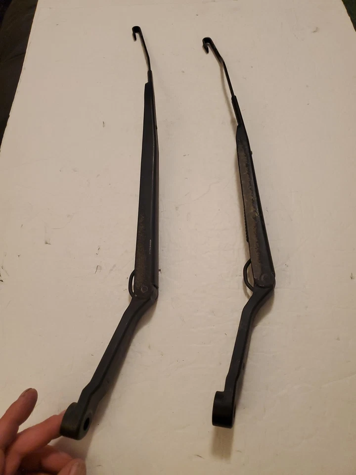 2000 2005 HYUNDAI ACCENT LEFT & RIGHT WINDSHIELD WIPER ARMS OEM  - Image 3 of 4