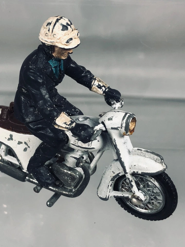 Hombre patrulla policial británico vintage con motocicleta Triumph Thunderbird 9697 Foto 3 de 4