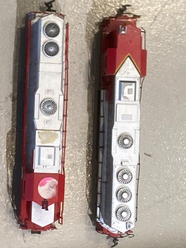 SCALA HO #3500 & #8759 SANTA FE motore GP38 LOCOMOTIVA DIESEL, PRTS/RSTO, NO SCATOLA - Foto 2 di 5