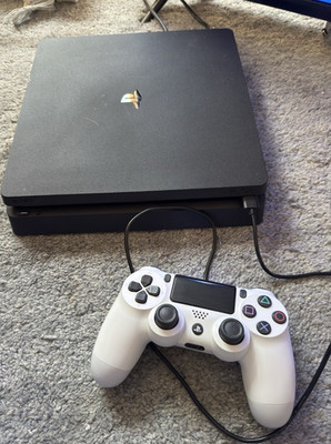 Sony PlayStation 4 Slim Heimkonsole Schwarz inkl. 2 DualShock 4 Controller