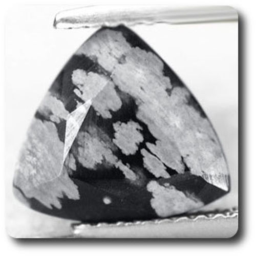 Obsidienne flocon de neige précieuse d'Afrique taillée à la main 2.80 carats