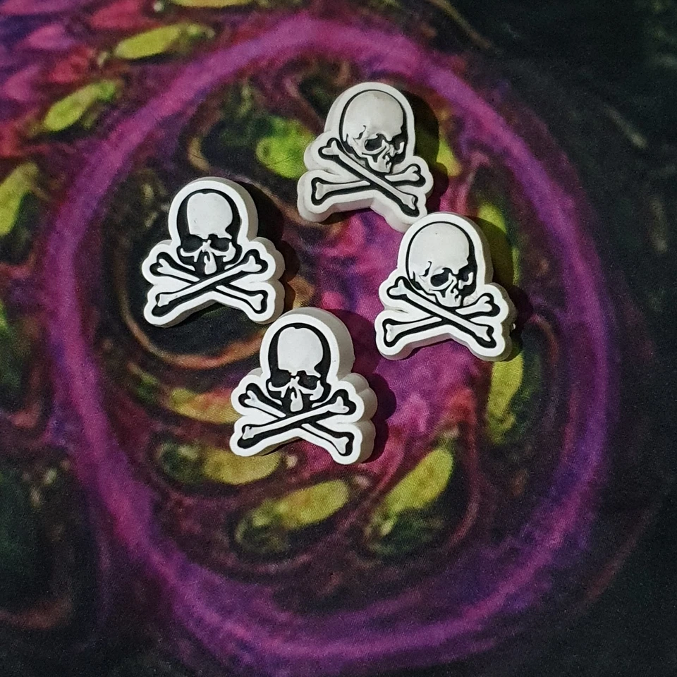 Zapato Jibbitz Mastermind x Crocs Collab Edición Limitada Blanco/Negro Huesos Cruzados... Foto 3 de 4