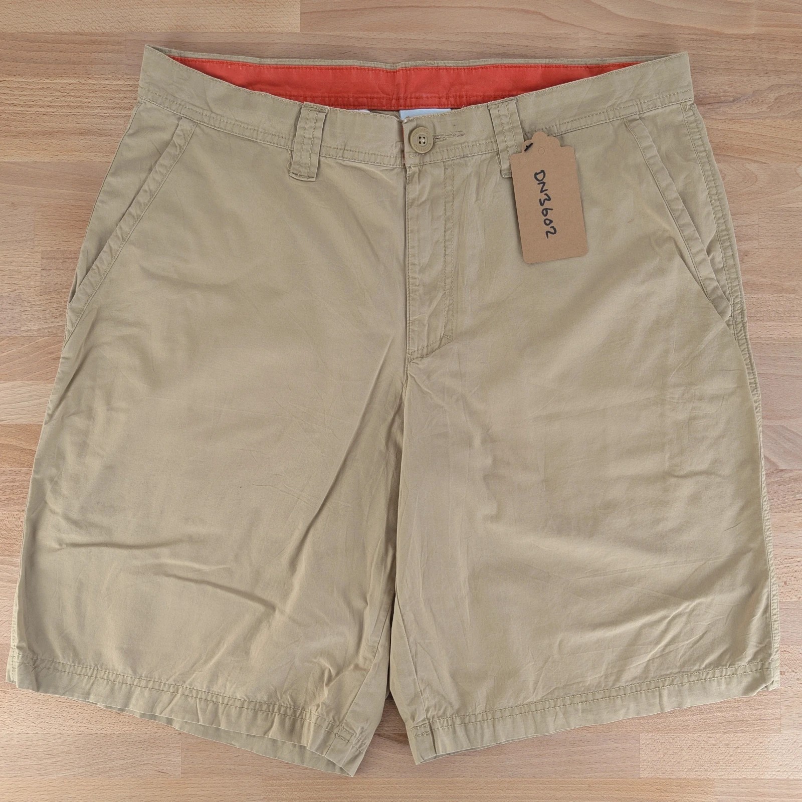 Columbia beige relaxed fit chinos shorts. Mens 34W. DN3602