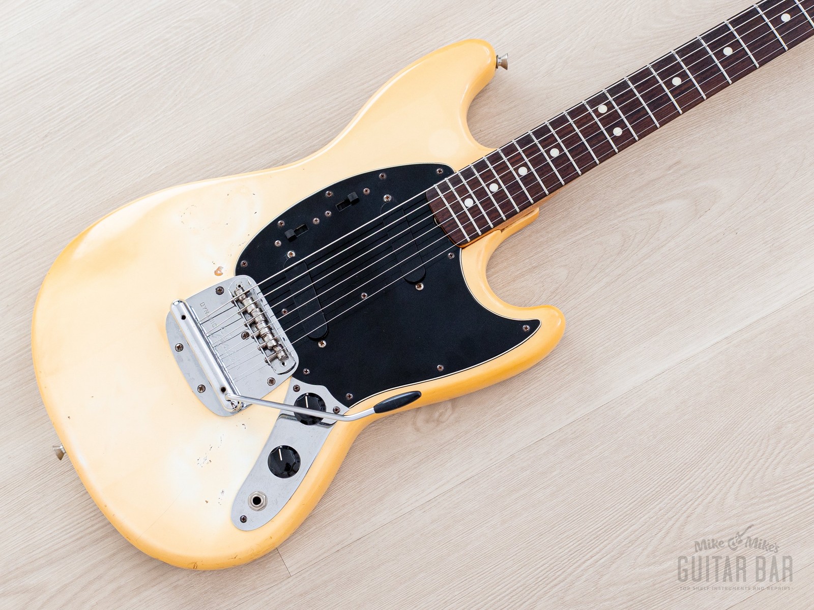 1981 Fender Mustang Vintage Offset Guitar Olympic White w /  Case