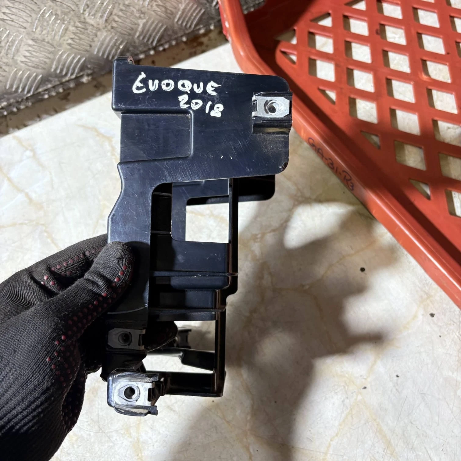Used Range Rover Evoque centre console bracket inventory photograph